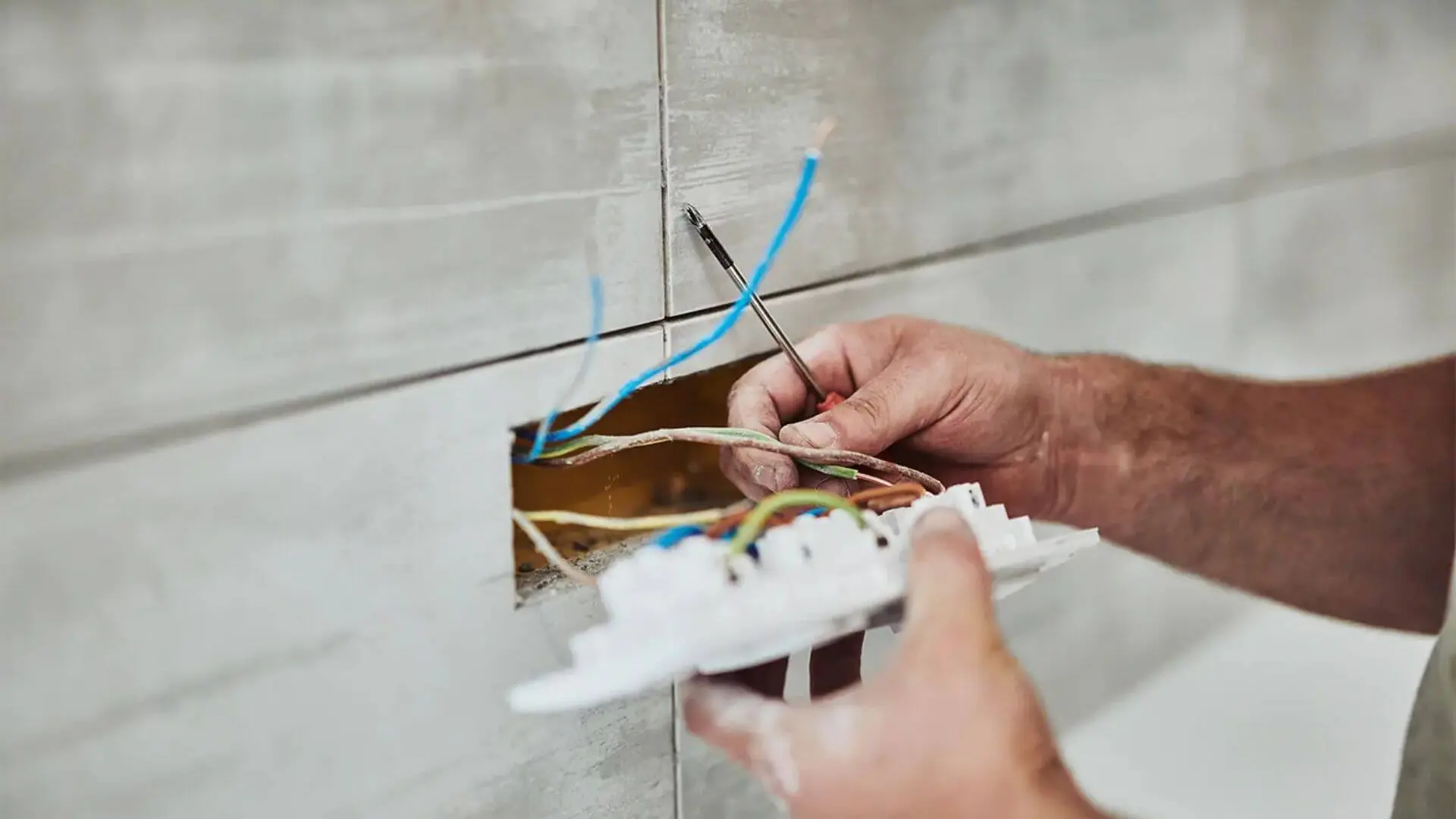 5 Warning Signs of Faulty Electrical Wiring - Omega Services